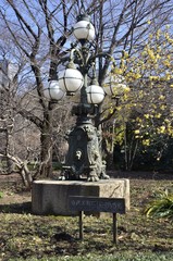 Fototapeta premium 皇居東御苑の皇居正門石橋旧飾電燈です。皇居東御苑の二の丸雑木林の近くにひっそりと佇んでいます。