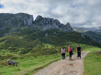 Tres amigos caminando hacia los Picos de Europa