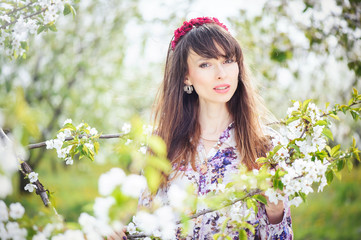 Naklejka premium woman resting in a cherry garden