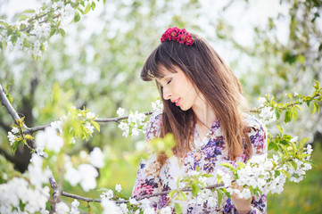 Naklejka premium woman resting in a cherry garden