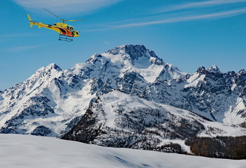Elicottero in volo sul monte Diosgrazia, Valtellina, Italy