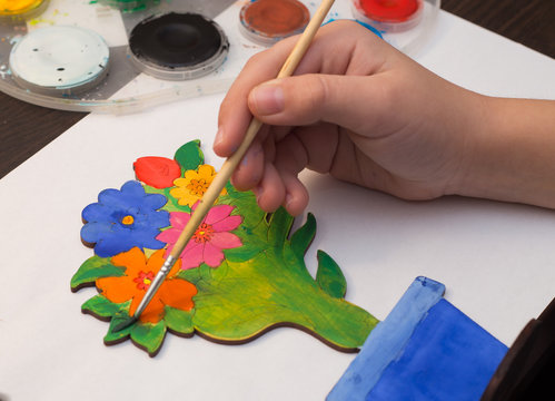 child decorates paints samdelnoe tree gift for mom
