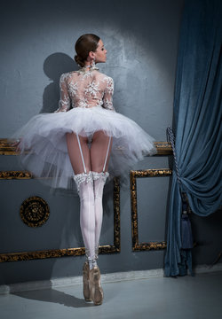 Fototapeta Ballerina standing on pointes