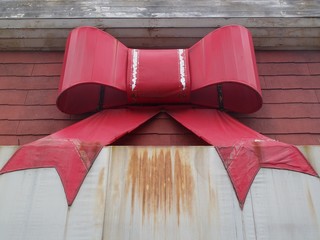 外壁に付いた大きなリボンの飾り