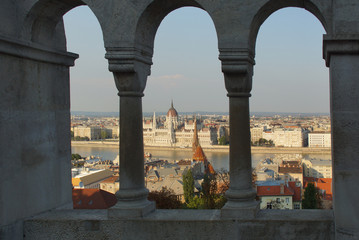 Blick aufs Parlementsgebäude in Budapest