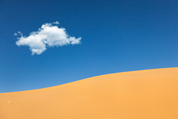 Dunes de sable avec désert de nuages