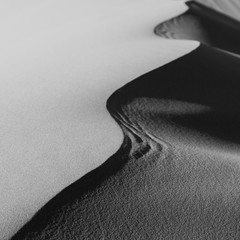 Zandduinen Marokko woestijn in zwart-wit