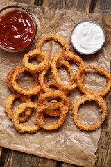 Fried onion rings with sauce