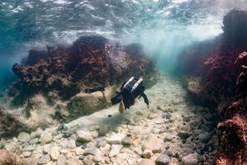 Plongeur autonome sur recycleur à circuit fermé dans un canyon marin peu profond
