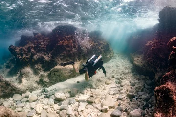 Fototapete SCUBA diver on a closed circuit rebreather in a shallow sea canyon © whitcomberd