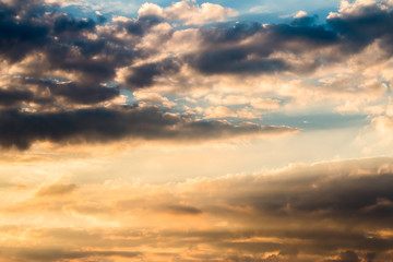 Obraz premium kolorowe dramatyczne niebo z chmurą o zachodzie słońca