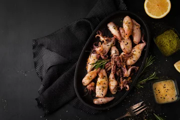 Papier Peint photo autocollant Crustacés Grilled squid in breadcrumbs with lemon and spices
