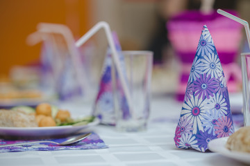 Украшенный детский стол на день рождения.