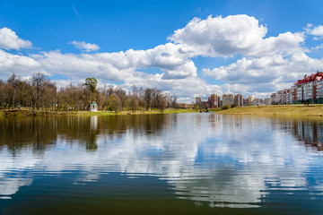 Fototapeta na wymiar Spring view of the city park and pond