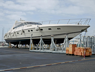 Un motoscafo cabinato in riparazione fuori dall'acqua