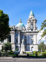 Titanic Memorial monument (erected in 1920) and Titanic Memorial Garden commemorating all the victims of Titanic disaster in Donegall Square in front of Belfast City Hall, Northern Ireland - obrazy, fototapety, plakaty