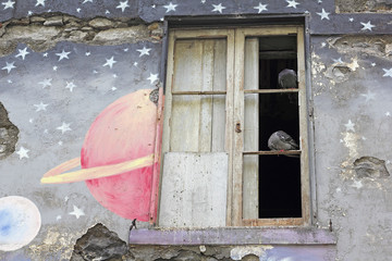 Pittoreskes Fragmente einer bemalten Fassade in Funchal