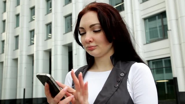 Business woman speaks on the phone.