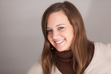 Obraz premium Smiling young girl wearing turtleneck