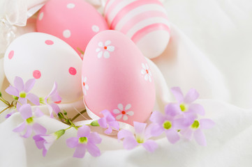 Obraz na płótnie Canvas Painted Easter eggs and spring flowers