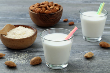 latte o frappe di mandorle su sfondo rustico