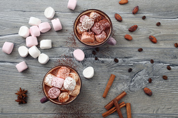 tazza di cioccolato con marshmallows su sfondo grigio