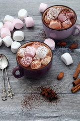 tazza di cioccolato con marshmallows su sfondo grigio