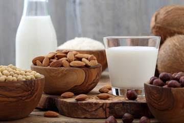 latte di frutta secca  su sfondo rustico