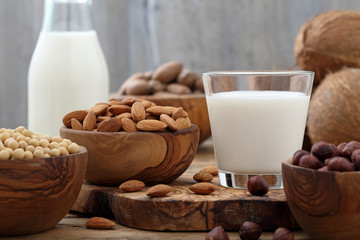 latte di frutta secca mandorle noci nocciole su sfondo rustico