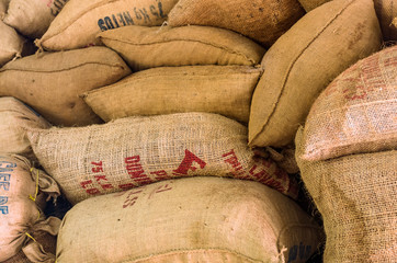 Kaffeesäcke gestapelt im Lager