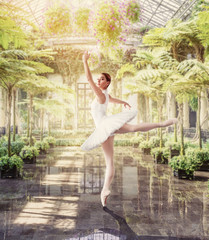 Fototapety  Tancerka baletowa pozuje w zielonym ogrodzie botanicznym