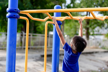 Obraz premium Young boy play with yellow bar