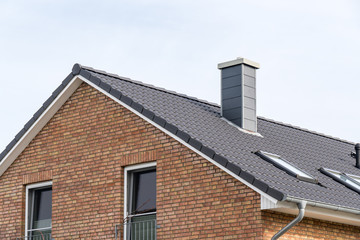 Schornstein auf einem Dach eines Hauses