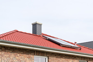 Schornstein auf einem Dach eines Hauses