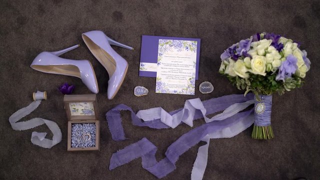 Wedding dviolet etails: bridal shoes, bouquet, rings and others