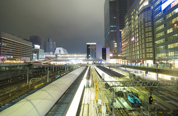 新宿駅　夜景　バスタ新宿側　ホーム　電車　東京都市風景