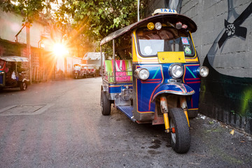 Naklejka premium Tuk Tuk, zmechanizowana trójkołowa taksówka, ulubiony sposób poruszania się po Bangkoku w Tajlandii