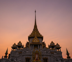 Fototapeta premium Wat Trimitr in the evening.Temple of the Golden Buddha, it's located near china town.