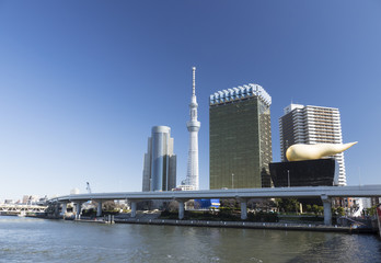 Obraz premium 東京スカイツリー 快晴 抜けるような青空 隅田川