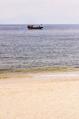 Obraz premium Small boat and a beach