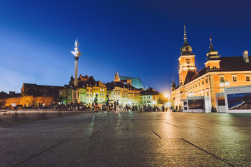 Fototapeta na wymiar Warsaw, Poland - September 15th, 2016. Warsaw old town with night illumination by autumn. The Royal Castle square, Barbican and Sigismund's Column called Kolumna Zygmunta.