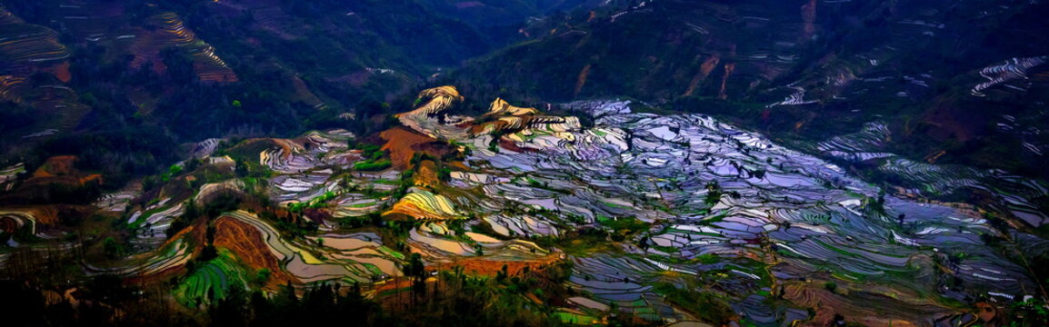 Terraced rice fields in Laohuzui Yuanyang County © khlongwangchao