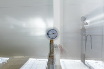 Manometer on pipe for a pressure metering