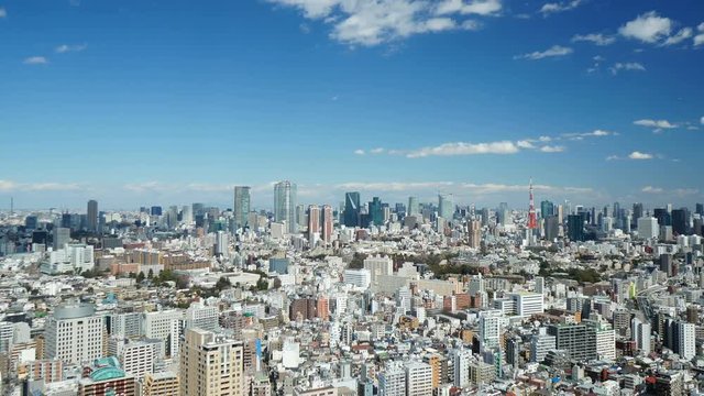 4K 東京タイムラプス　ワイド 都心の街並　青空に流れる雲　東京タワー　特機撮影　空撮風仕上げ
