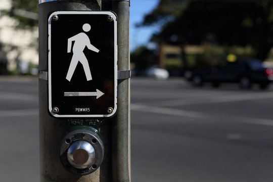 ハワイ　歩行者用信号標識