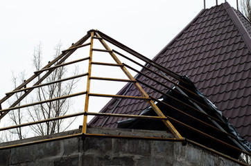 Roof construction with logs and metal tile