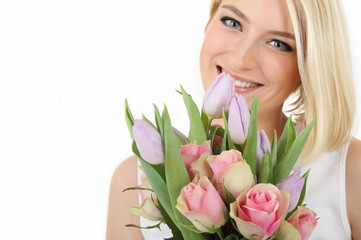 junge blonde Frau mit Blumenstrauss 