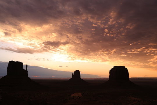 beeindruckender Sonnenaufgang im Monument Valley