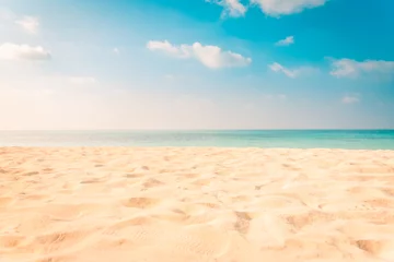 Fotobehang Uitzicht op zee vanaf tropisch strand met zonnige hemel. Zomerparadijs strand websiteontwerp. Tropische kust. Tropische zee op de Malediven. Exotische zomer strand hemel wolken aan de horizon. Oceaan strand ontspannen buiten reizen © icemanphotos