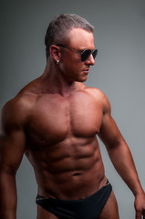 Fototapeta premium Muskularny mężczyzna